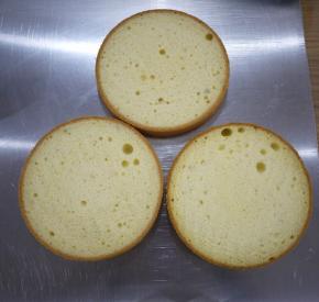 把蛋糕平均分成3片。