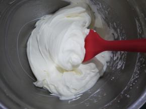 淡奶油加糖粉打发至可裱花状态。
