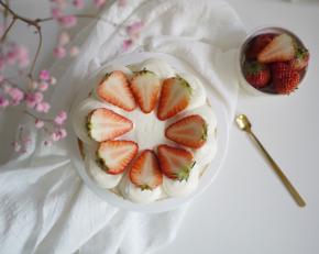 最后用草莓装饰蛋糕。