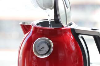 将自饮水倒入电热水壶内。