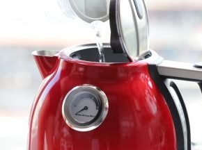 将自饮水倒入电热水壶内。