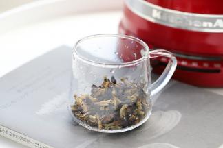 蝶豆花放入耐热玻璃杯内。