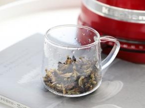 蝶豆花放入耐热玻璃杯内。