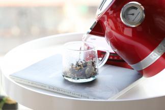 倒入已经加热到60度的温热水。