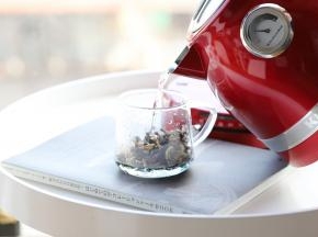 倒入已经加热到60度的温热水。