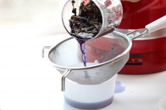 过滤掉蝶豆花的杂质，装入小盒子放入冰箱冷冻。