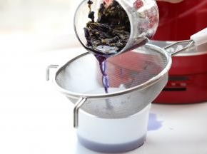 过滤掉蝶豆花的杂质，装入小盒子放入冰箱冷冻。