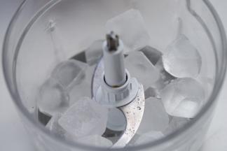 冰箱取出冰块，放入绞肉机内打成冰碎，放入冰箱继续冷冻。