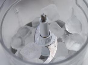 冰箱取出冰块，放入绞肉机内打成冰碎，放入冰箱继续冷冻。