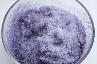 取出已经冻成块的蝶豆花冰，打成蝶豆花冰碎。