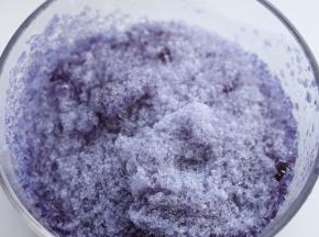 取出已经冻成块的蝶豆花冰，打成蝶豆花冰碎。