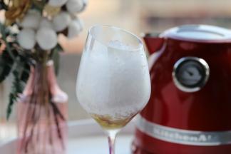 从冰箱取出透明冰碎，放入红酒杯内，尽量放多一点。