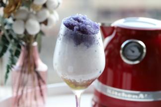 上面放上蝶豆花冰碎。