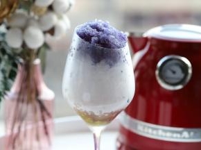 上面放上蝶豆花冰碎。