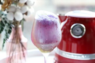 倒满整个红酒杯。