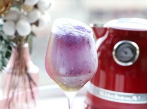 倒满整个红酒杯。