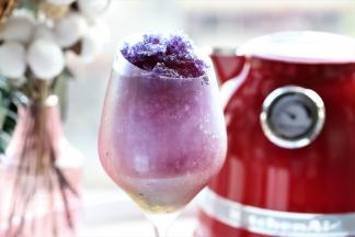 剩余的蝶豆花冰碎放上星空饮上面装饰。