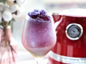剩余的蝶豆花冰碎放上星空饮上面装饰。