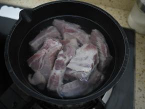 排骨洗净焯水。