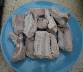 焯水后捞出冲洗干净，沥干备用。