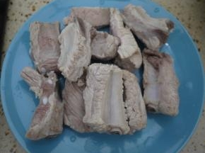 焯水后捞出冲洗干净，沥干备用。
