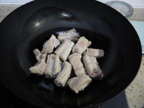 锅中放油加热，放入排骨翻炒。