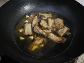 放入醋、糖、生抽、老抽、水，大火烧开，转小火焖煮10分钟左右。