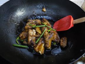 10分钟后继续开大火煮至收汁，加入盐调味，加入香葱翻炒几下即可。