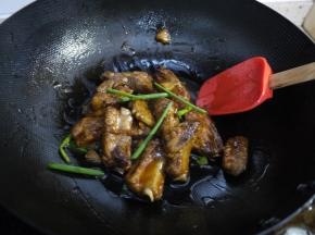 10分钟后继续开大火煮至收汁，加入盐调味，加入香葱翻炒几下即可。