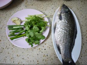 鲫鱼洗净后用厨房纸吸干水分备用。