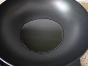 锅烧热后倒入油。