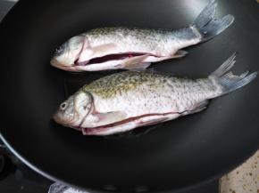 油烧到8成热时放入鲫鱼。