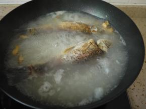 倒入热开水，没过鱼身，大火烧开。