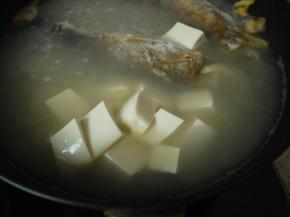 加入切小块的豆腐，继续煮。