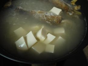 加入切小块的豆腐，继续煮。