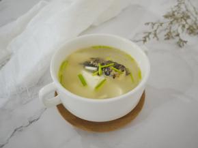 转小火煮15分钟，出锅前加入胡椒粉、葱、香菜和盐调味即可。