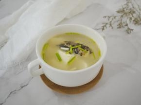 转小火煮15分钟，出锅前加入胡椒粉、葱、香菜和盐调味即可。