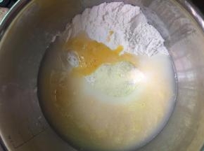 将麻薯粉、盐、水、鸡蛋、奶粉依次倒入打蛋盆中。