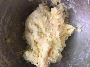 手上戴手套，将材料混合至无干粉就可以了。