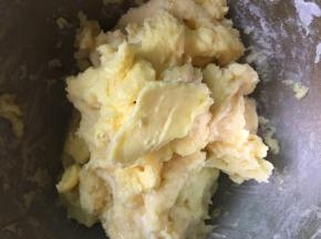 加入软化的黄油，继续揉至黄油吸收。这一过程很快就可以完成。