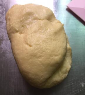 把面团拿出，放在揉面台上，揉至面团细腻状态。