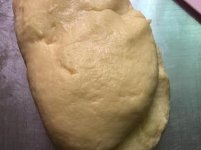 把面团拿出，放在揉面台上，揉至面团细腻状态。