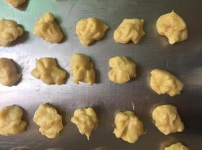 把面团分割成20-22g每个，约有27个。