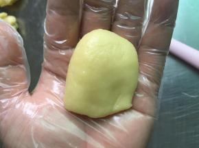 揉好的面团是细腻的，表面不粗糙。