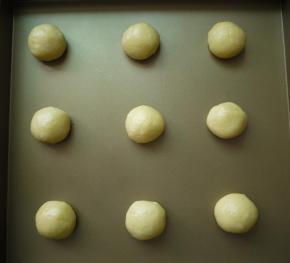 面团搓圆后放入烤盘。