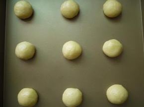 面团搓圆后放入烤盘。