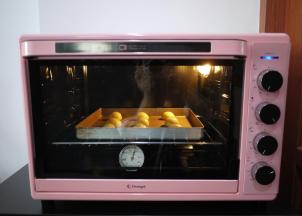 烤箱预热，上下火180度先烤15分钟，180度时麻薯面团会膨胀很快，然后转150度再烘烤15-20分钟。