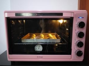 烤箱预热，上下火180度先烤15分钟，180度时麻薯面团会膨胀很快，然后转150度再烘烤15-20分钟。