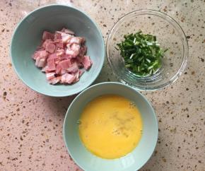 培根切小块，香葱切碎，鸡蛋打散备用。