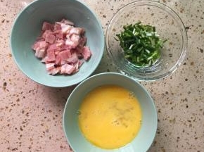 培根切小块，香葱切碎，鸡蛋打散备用。